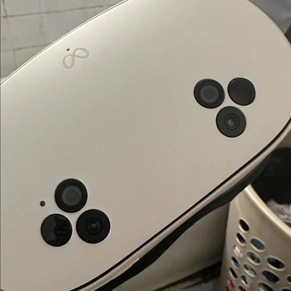 Meta Quest 3S+Batman Download with Controllers Fully functional With no Issues - Picture 2 of 9